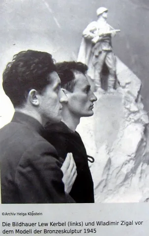 Gedenkstätte Seelower Höhen Lew Kebel Und Wladimir Zigal Vor Dem Monument