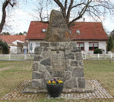 Gedenkstein Am Dorfplatz (Zesch Am See) Weltkriegsopfer