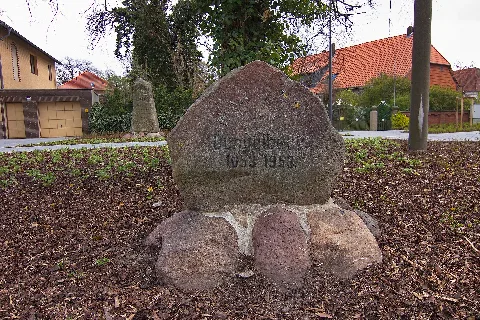 Gedenkstein In Dungelbeck (Peine) Img 4826