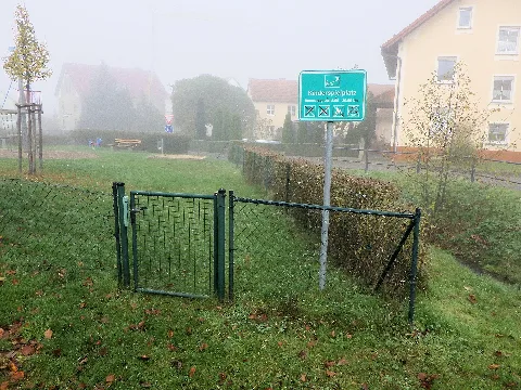 Bilderserie zu OSM-Belegmotiven aus dem Geisaer Stadtteil Bremen im Wartburgkreis. Bildmotiv: der Kinderspielplatz befindet sich vor der Kirche in der Ortsmitte. Die Aufnahmen Anfang November entstanden bei dichtem Nebel im Ulstertal.