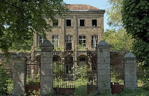 This is a photograph of an architectural monument.It is on the list of cultural monuments of Köln, no. 506.