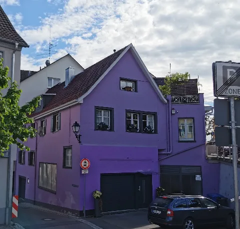 Ger — Bw — Landkreis Konstanz — Stockach (Wohnhaus Mit Dunkelviolettem Anstrich) 2021