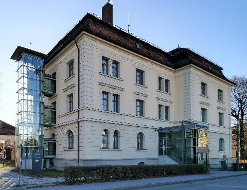 Ger — By – Oberbayern — Lkr. Miesbach — Miesbach — Rosenheimer Straße 16, Strassenansicht (D 1 82 125 45) 2020