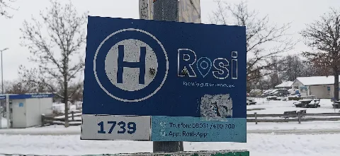 Hinweistafel auf Rosi, ein regionales ÖPNV-Angebot (Busfahrten auf Abruf zwischen definierten Haltepunkten) des Landkreises Rosenheim in den Gemeinden Bad Endorf, Bernau, Breitbrunn, Eggstätt, Frasdorf, Gstadt am Chiemsee, Höslwang, Prien am Chiemsee und Rimsting. Das Zeichen 224 wurde farblich abgeändert.