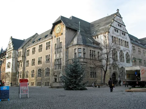 Gerichtsgebäude Mit Goldener Turmuhr Panoramio