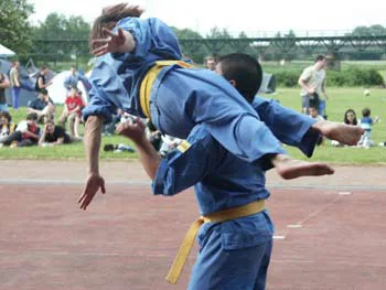 Gesprungene Beinschere Vovinam