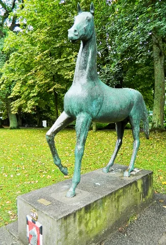 "Junger Weidehengst", Bronzeplastik von Karlheinz Goedtke, gestiftet von Kreis Herzogtum Lauenburg zur 900-Jahrfeier der Stadt Ratzeburg 1962