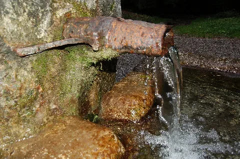 Glasbrunnen Im Bremgartenwald Bern Detail Ein Und Auslauf Sept 2012