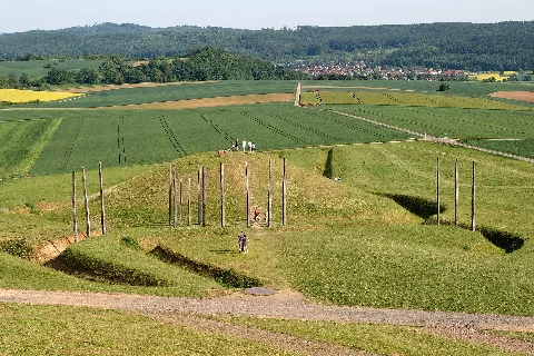Glauberg Grabhuegel Mit Kalendarium