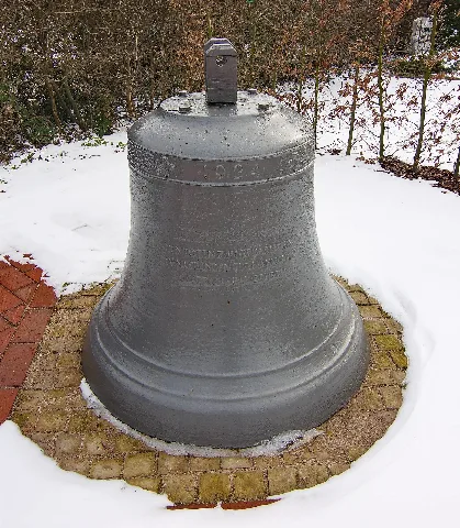 Glocke Vor Der Elisabethkirche In Sachsenhagen Img 5233