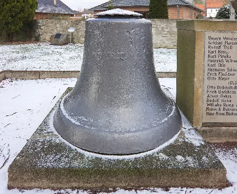 Glocke Vor St. Andreaskirche In Gadenstedt (Ilsede) Img 6148