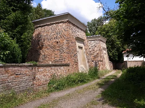 Gottfried Bandhauer,Pylone Auf Dem Roßlauer Friedhof