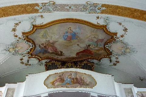Katholische Pfarr- und Wallfahrtskirche Mariä Heimsuchung in Gottmannshofen, einem Stadtteil von Wertingen im Landkreis Dillingen an der Donau (Bayern), Deckenfresko über der Orgelempore, von Johann Baptist Enderle (1725–1798), Stuck von 1762/63 von Franz Xaver Feuchtmayer d. Älteren (1698–1763).