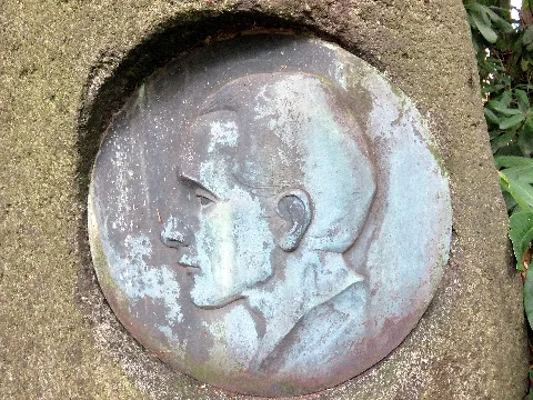 Grabmal (1931) mit Porträtrelief des niederdeutschen Dichters Hermann Boßdorf, Friedhof Ohlsdorf, Planquadrat B 14 (südlich Kapelle 4). An dem Grab besteht Patenschaft durch „Seeler/ Ohnsorg-Theater“.
