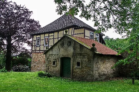 Grabmal Vor Dem Rittergut De Hugo In Groß Munzel (Barsinghausen) Img 8768