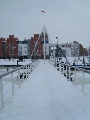 Greifswald Museumshafen Fußgängerbrücke January 2010 Sl273525