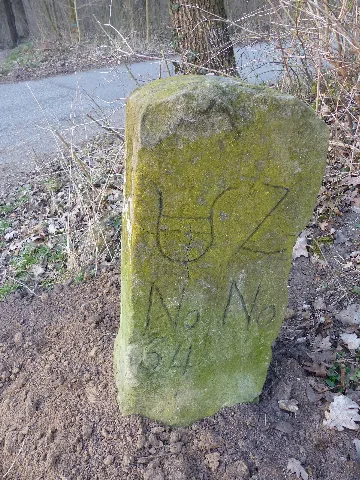 Grenzstein Schützenwiesenwald Nr 64, Standort: am Ende der Grefstraße, die zur Marconistraße führt, im Stadtteil Zuffenhausen-Am Stadtpark, Stadtbezirk Zuffenhausen, Stuttgart, Deutschland