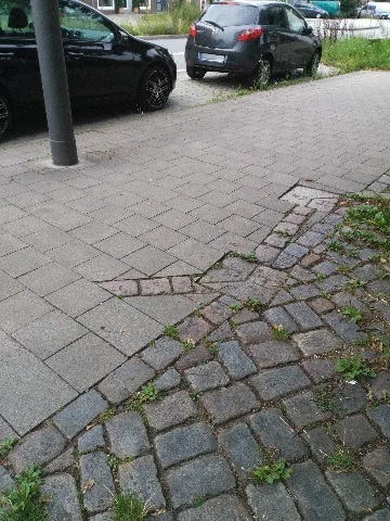 Grenzsteine westlich der Högenstraße 50 in Hamburg-Eimsbüttel an der früheren Grenze Hamburgs zum preußischen Kreis Pinneberg.