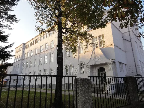 Grillparzerstraße 2, Volksschule