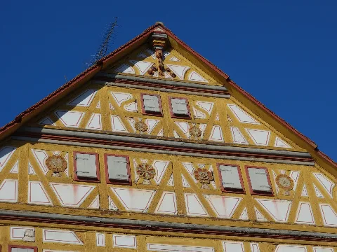 Grötzingen (Aichtal) Stadtpfarrhaus Giebelschmuck
