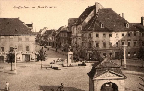 Großenhain in Sachsen (PLZ 01558), Hauptmarkt mit Dianabrunnen - Blick zum Frauenmarkt Scan einer Postkarte vom Verlag Brück & Sohn Meißen, Nr. 20089, Stempel von 1917