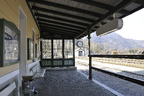 Grünau Ia Aufnahmsgebäude Bahnsteig