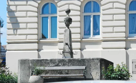 Guentherz 2010 06 05 0113 Eggenburg Rathausstrasse Brunnen