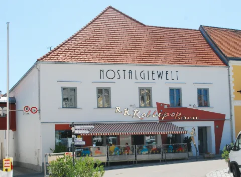 Guentherz 2010 06 05 0121 Eggenburg Hauptplatz Nostalgiewelt Rollipop