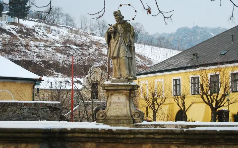 Guentherz 2011 01 29 0052 Gumpoldskirchen Statue Johannes Nepomuk