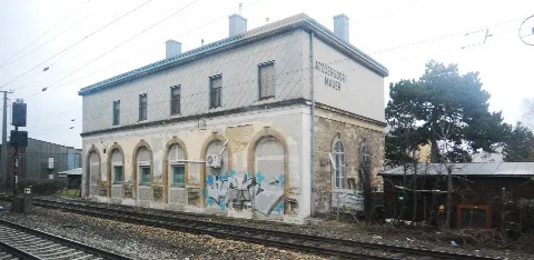 Guentherz 2011 02 19 0026 Wien23 Bahnhof Atzgersdorf Mauer