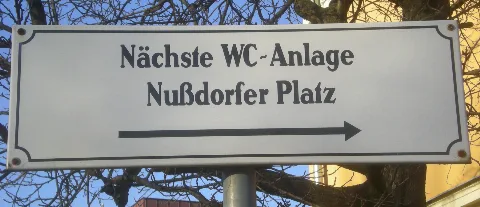 Guentherz 2011 03 08 1209 Wien19 Zahnradbahnstrasse Pissoir Wegweiser