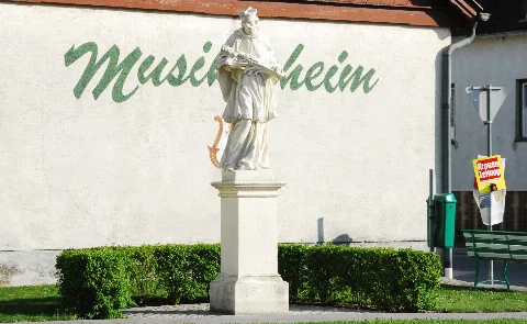 Guentherz 2011 04 09 0114 Hohenruppersdorf Statue Johannes Nepomuk