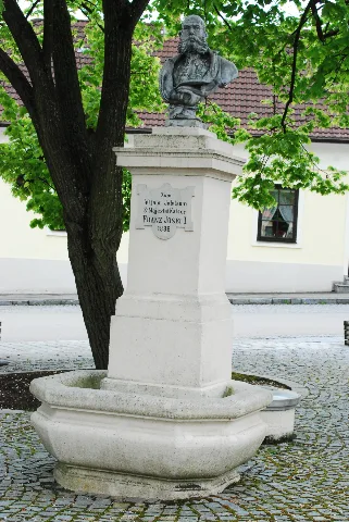 Guentherz 2011 05 01 0037 Maissau Denkmal Kaiser Franz Joseph