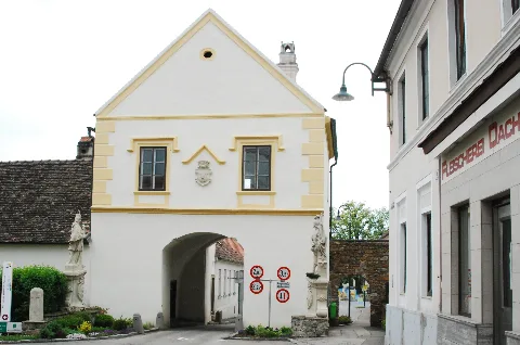 Guentherz 2011 05 01 0051 Maissau Stadttor