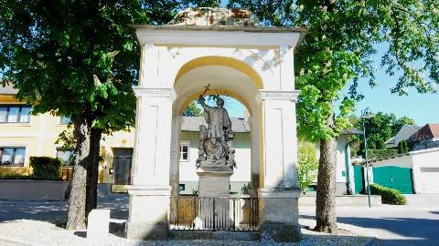 Guentherz 2011 05 07 0124 Mannersdorf Am Leithagebirge Schubertplatz Johannes Nepomuk Statue