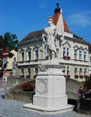 Guentherz 2011 06 04 0055 Langenllois Statue Heiliger Florian