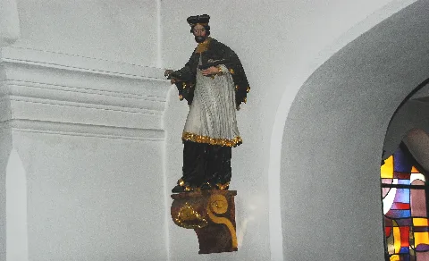 Guentherz 2011 06 18 0037 Gross Gerungs Pfarrkirche Statue Johannes Nepomuk