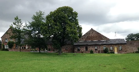 Gut Antoniterhof Klein Vernich Rückansicht Mit Schweizerhaus