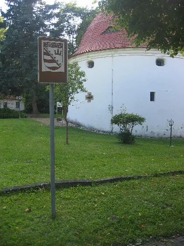 Guteborn, Schlosskapelle, Ostordostansicht Am Nachmittag Mit Schild 'Fürstenstraße Der Wettiner'