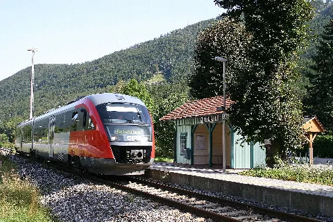Gutensteinerbahn 5022 In Der Haltestelle Miesenbach