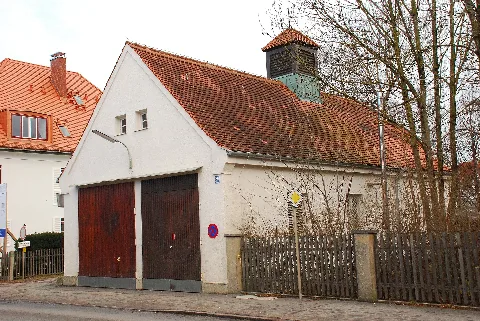 Doppelgarage Vockestraße 86 auf dem Gelände des Isar-Amper-Klinikum München-Ost (zuvor Bezirkskrankenhaus Haar, davor Kreis-Heil- und Pflegeanstalt Haar) in Haar, Landkreis München, Regierungsbezirk Oberbayern, Bayern. Als Baudenkmal unter Aktennummer D-1-84-123-9 in der Bayerischen Denkmalliste aufgeführt.