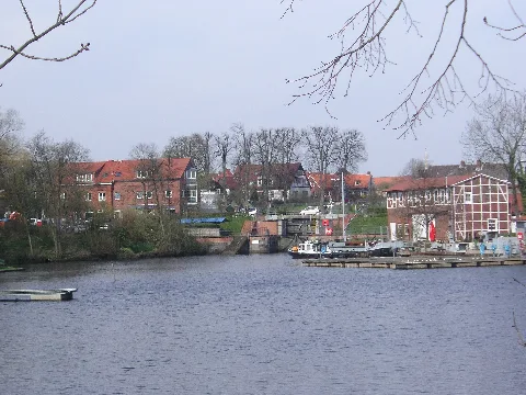 Hafenschleuse Am Holzhafen (2008 04) Panoramio