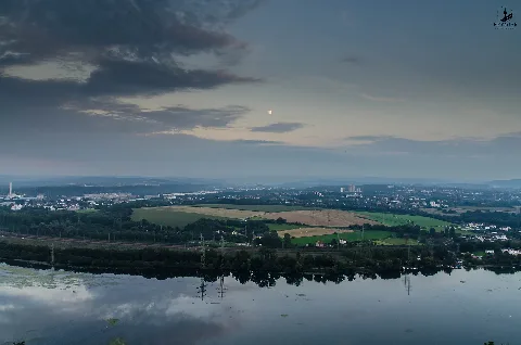 Blick vom Oberbecken des Koepchenwerks in Herdecke über den Hengsteysee nach Hagen (Stadtbezirk Hagen-Nord): links Hagen-Bathey (Schornstein des Heizkraftwerks Hagen-Kabel am Bildrand), rechts Hagen-Hengstey, im Hintergrund u.a. Hagen-Boele und Hagen-Helfe, in der Mitte Ackerflächen rund ums Böhfeld (Landschaftsschutzgebiet „Auf dem Boehfelde“), vorne links Naturschutzgebiet „Uhlenbruch“ (Waldbereich)