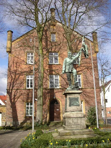 Halle Amtsgericht Und Kriegerdenkmal