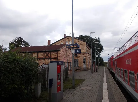 Halle Trothabf1