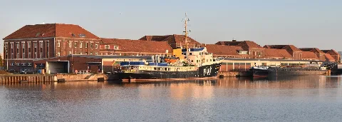 Halle X Von Westen