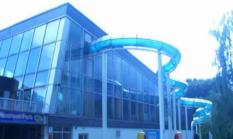 Hallenbadrutsche