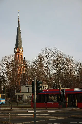 Haltestelle Schule Altchemnitz mit CityBahn C11 und CVAG-Bus und der St.-Michaeliskirche im Hintergrund