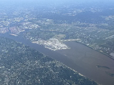 Zicht op de Hamburgse districten Altona (hier links van de Elbe-rivier), Mitte en Harburg (rechts). Aan de Mittezijde ligt de luchthaven Finkenwerder (IATA-code: XFW), in gebruik als een Airbus-vliegtuigbouwfabriek.