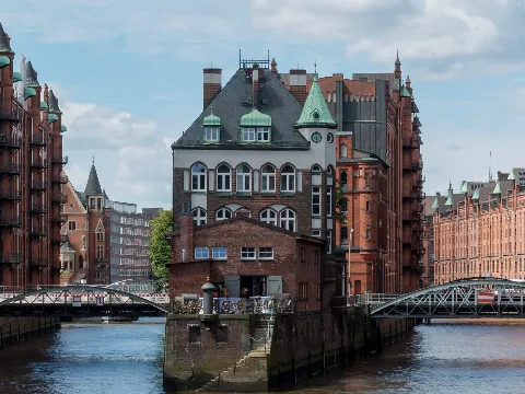 Hamburg, Speicherstadt, Wasserschloss 2016 2944 50 (Cropped)